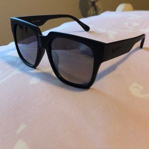 QUAY ‘on the prowl’ reflective sunglasses